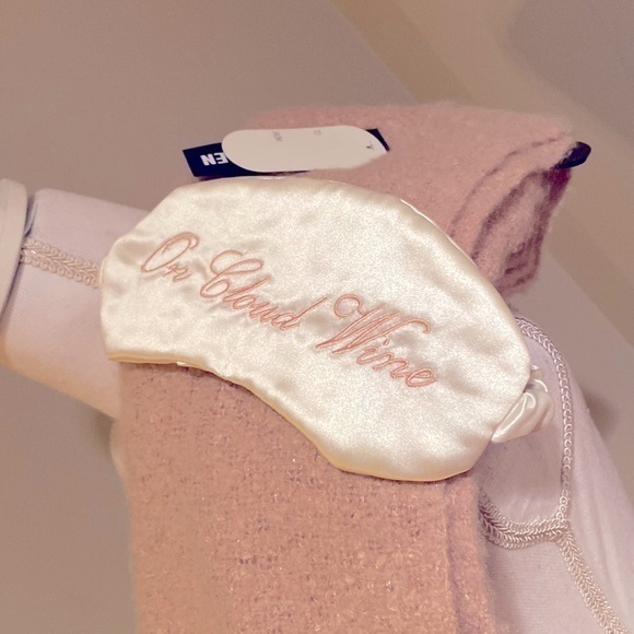ON CLOUD WINE SCARF AND EYE COVER SET - Picture 1 of 9